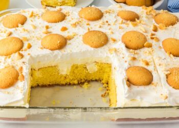 Easy Banana Pudding Poke Cake (Potluck Favorite!)