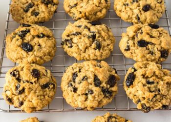 Soft And Chewy Oatmeal Raisin Cookies