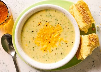 Easy Broccoli Cheddar Soup Recipe (30 Minutes)