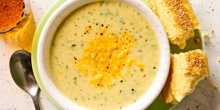 Easy Broccoli Cheddar Soup Recipe (30 Minutes)