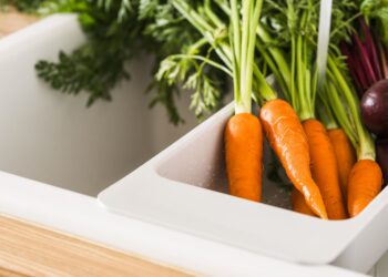 How To Wash Carrots To Remove Dirt and Pesticides, According to an Expert